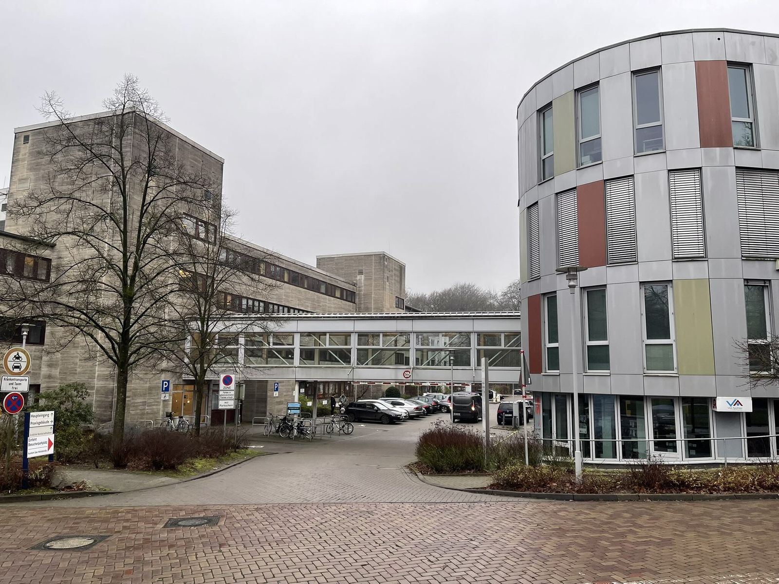 Ankommen: Die Zufahrt am Klinikum Bremen-Nord. Der Weg zum Besucherparkplatz ist ausgeschildert.