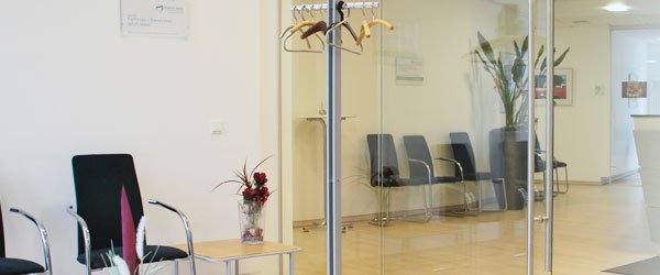 Empfang und Wartebereich der Praxis in Bremen-Nord
